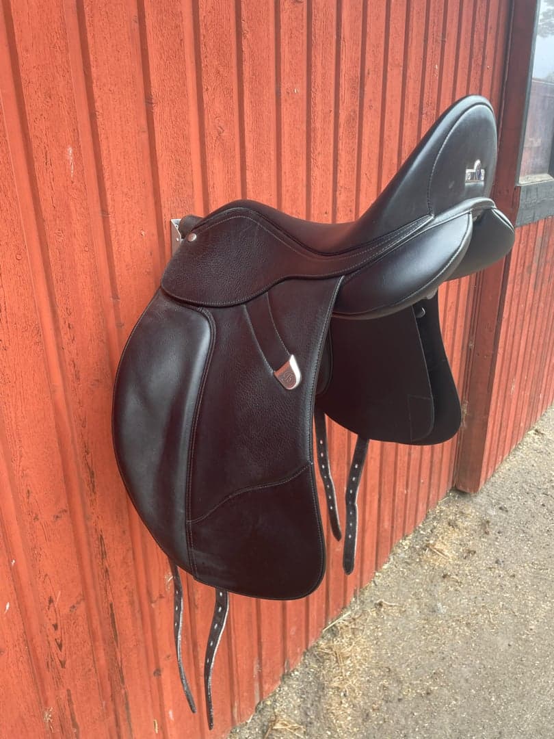 Bild 1 av Svart sadel från Bates 