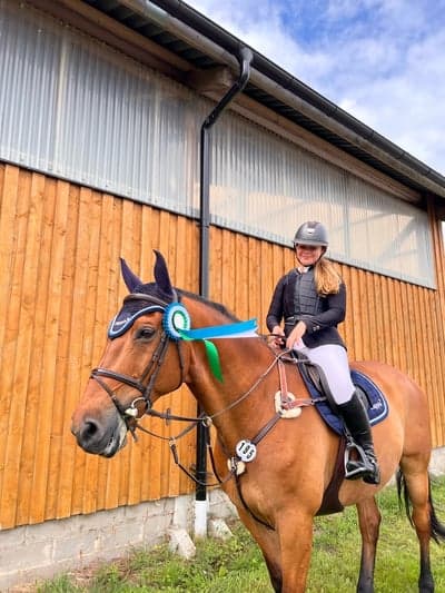 Inlägg 410 av Hoppning med titeln Glad ryttare när man har en helt fantastisk häst⭐️