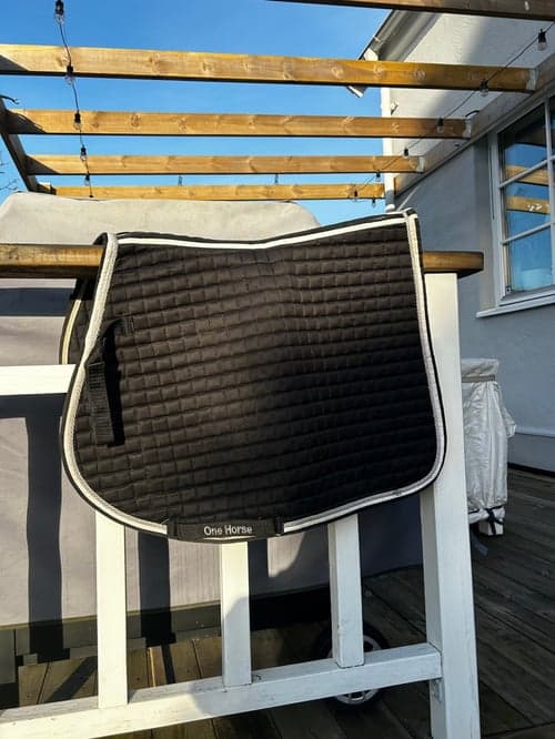 Bild av Svart Sadelpad