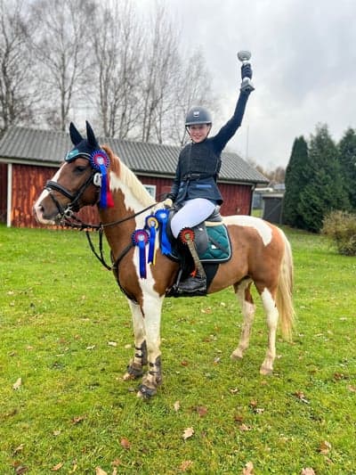 Inlägg 462 av Hoppning med titeln Vinst på mitt första meeting ❤️👑🐴🥇