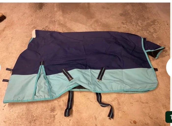 Media 1 av Mörkblått täcke