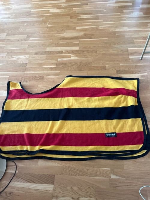 Bild av Rött, gult och svart ridtäcke från ONEHORSE