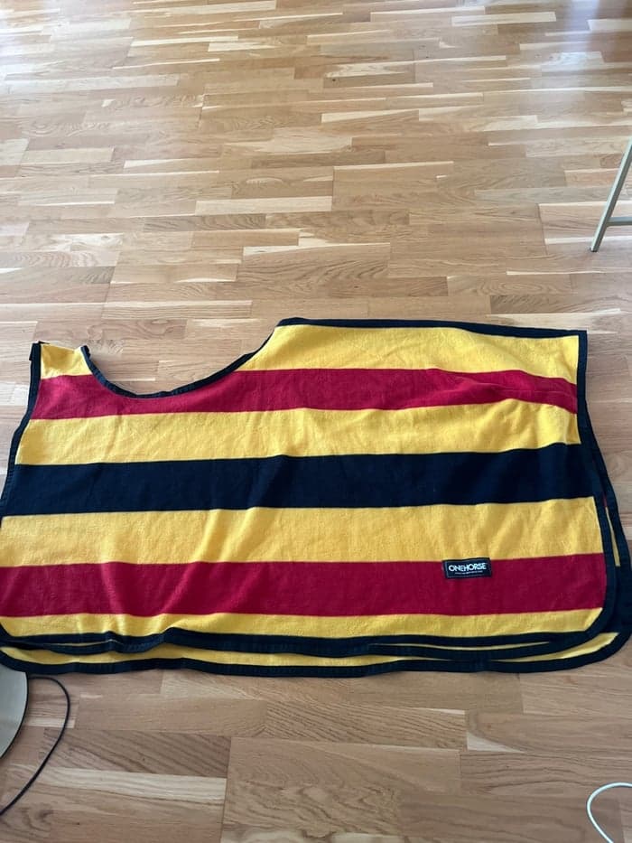 Media 1 av Rött, gult och svart ridtäcke från ONEHORSE