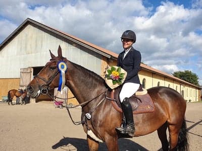 Post 18 of Kiger Mustang with title Vinst 135 i Henriksdal med Selma Hammarström 