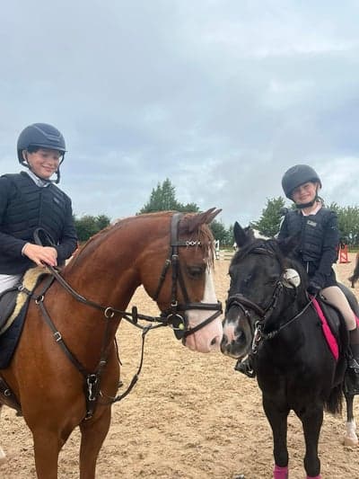 Inlägg 18 av Welsh Cob med titeln Adam och Diego 6 år felfria i sin andra 80 cm klass 2024