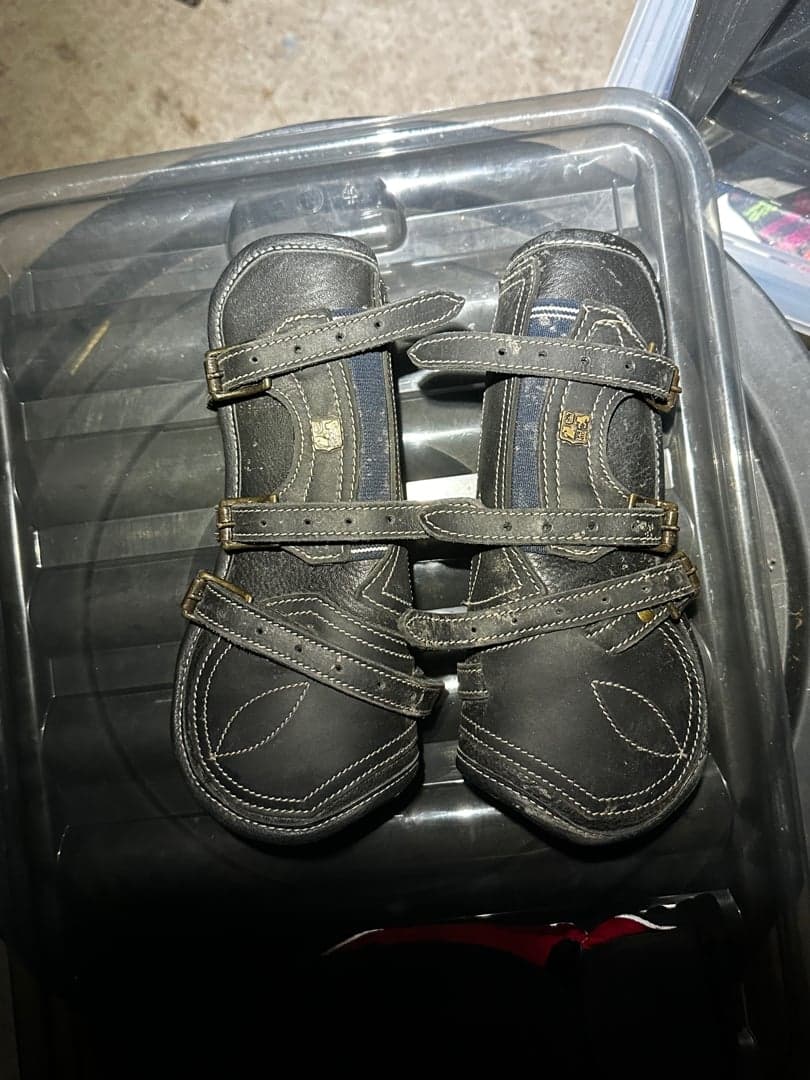 Bild 1 av Svarta benskydd