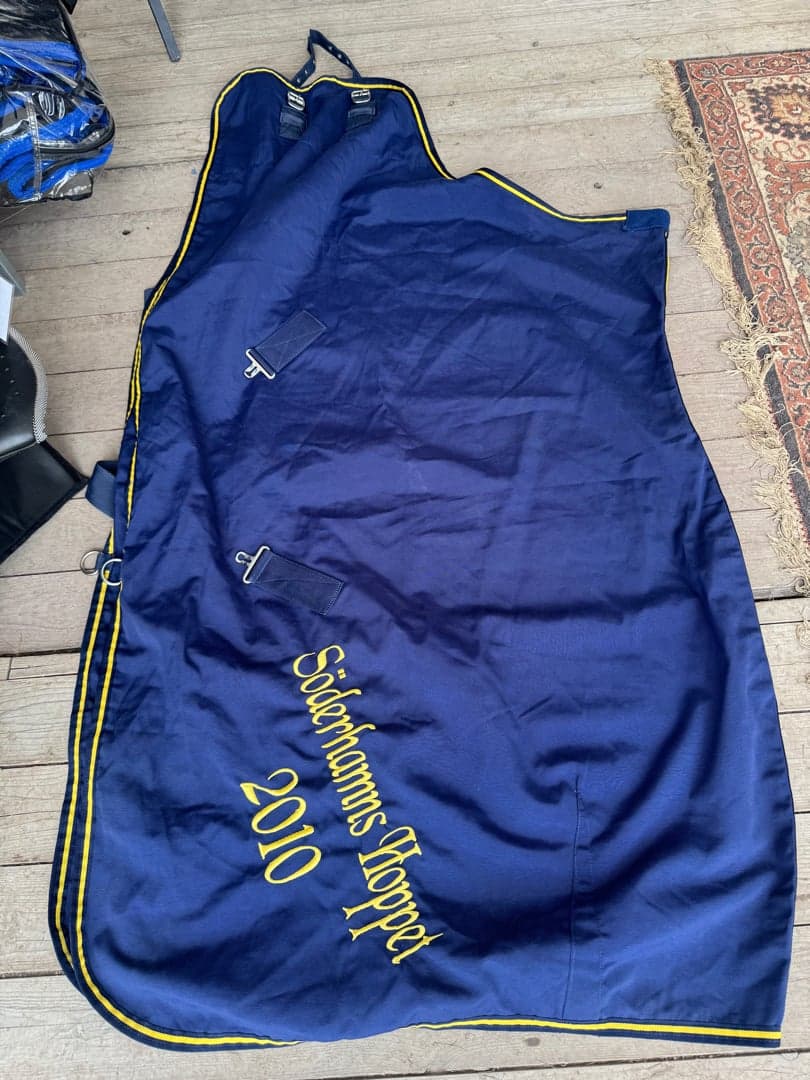 Bild 1 av Mörkblått stalltäcke från Söderhamns Hoppet