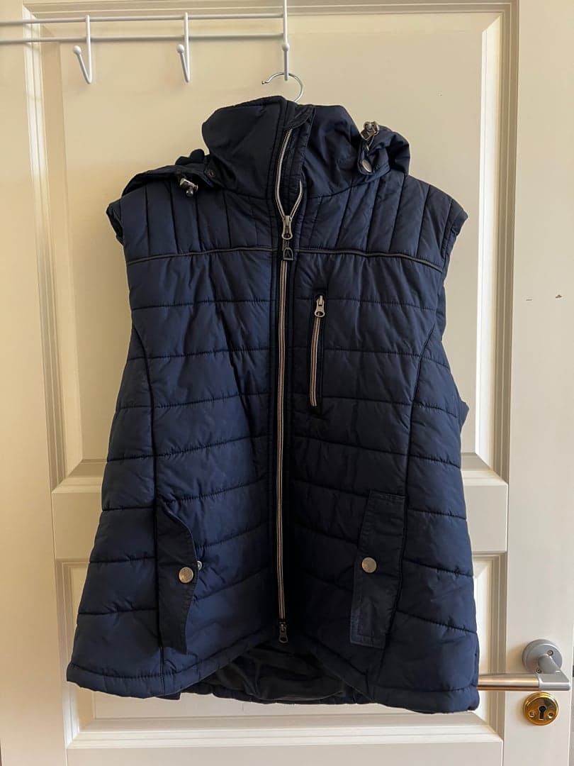 Bild 1 av Väst med avtagbar luva