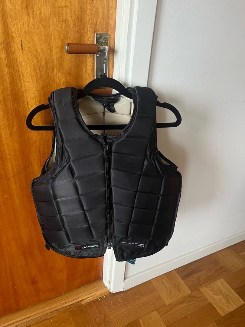 Bild 1 av Svart skyddsväst från Racesafe