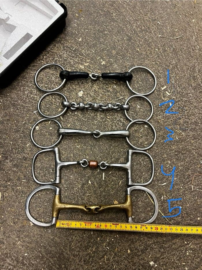 Media 1 av Diverse olika bett, välanvända köparen står för frakten. Pris ca 150-200kr