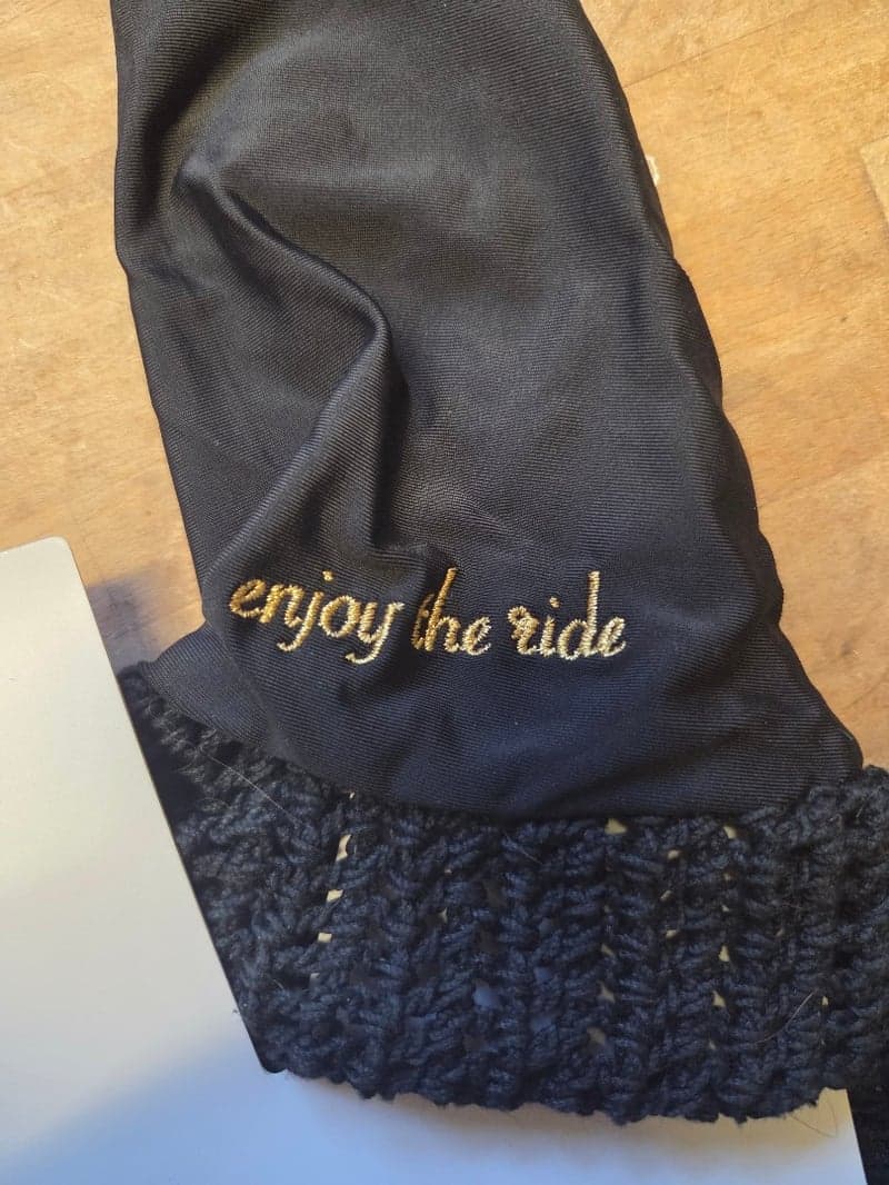 Bild 4 av Svartguldig luva från Equito