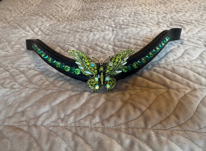 Media 2 av Svart pannband med strassfjäril och gröna stenar