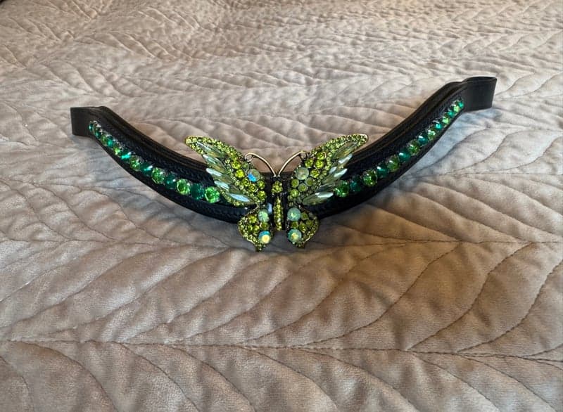 Bild 2 av Svart pannband med strassfjäril och gröna stenar