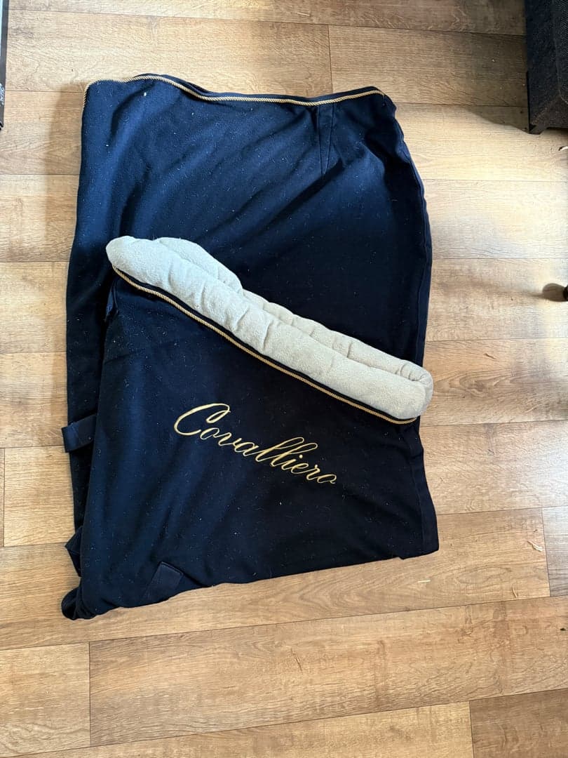 Bild 1 av Marinblått tåcke med fluffkrage och guld detaljer från Covalliero