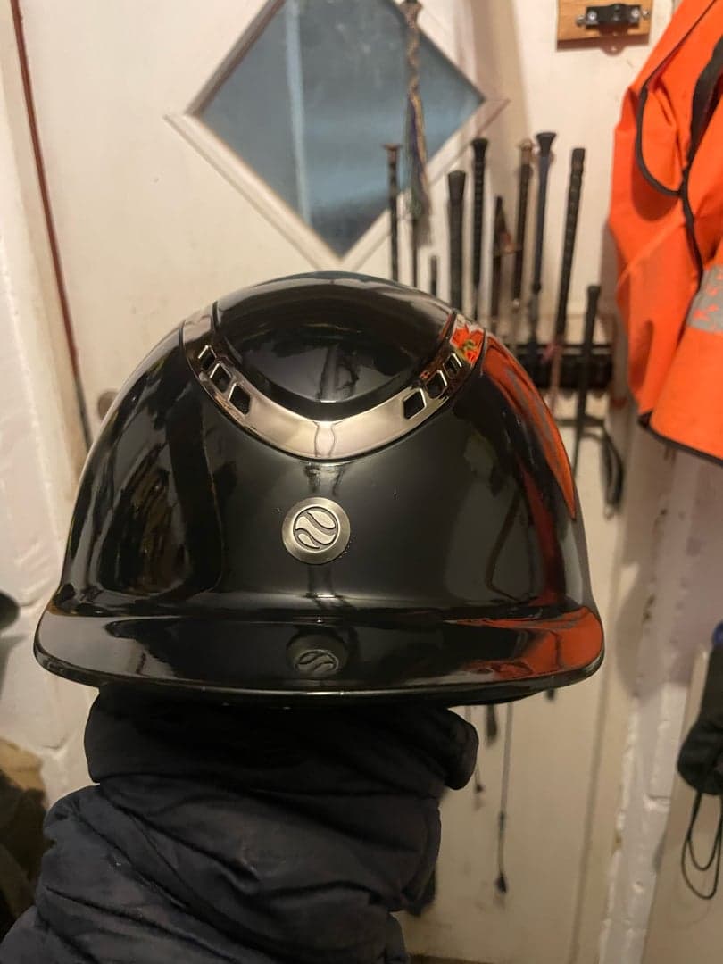 Bild 1 av Svart hjälm matt mips med guld detaljer