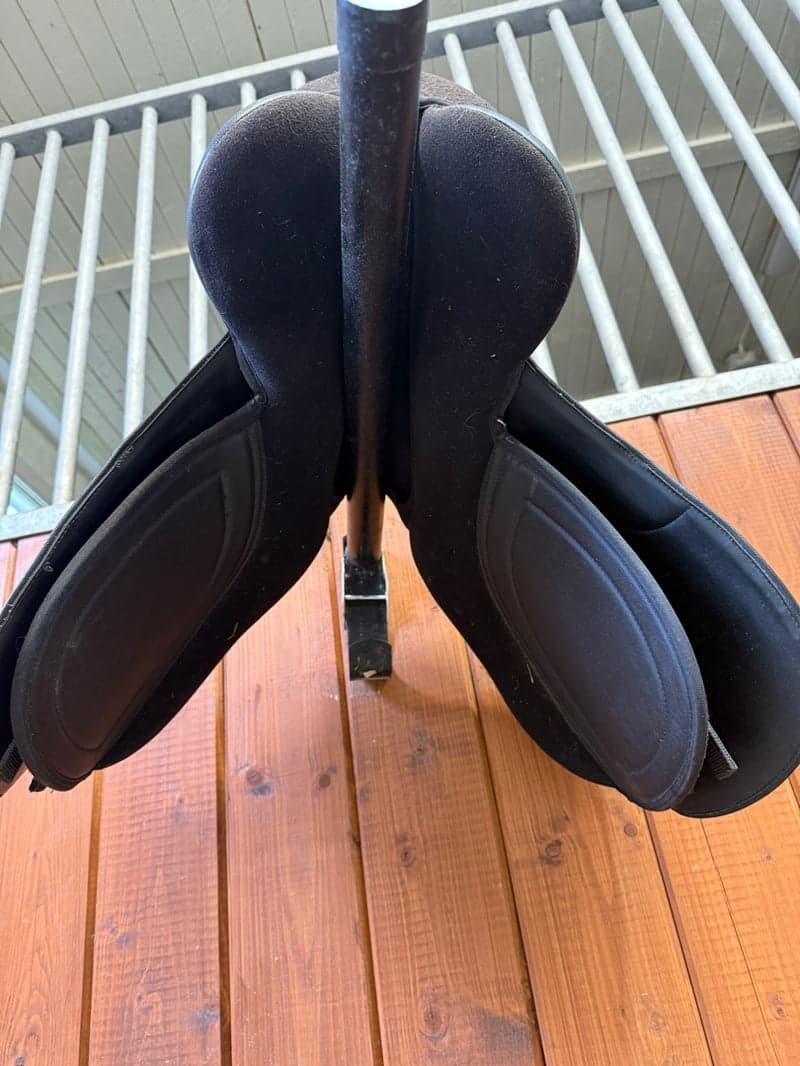 Bild 3 av Svart sadel från HI-LITE