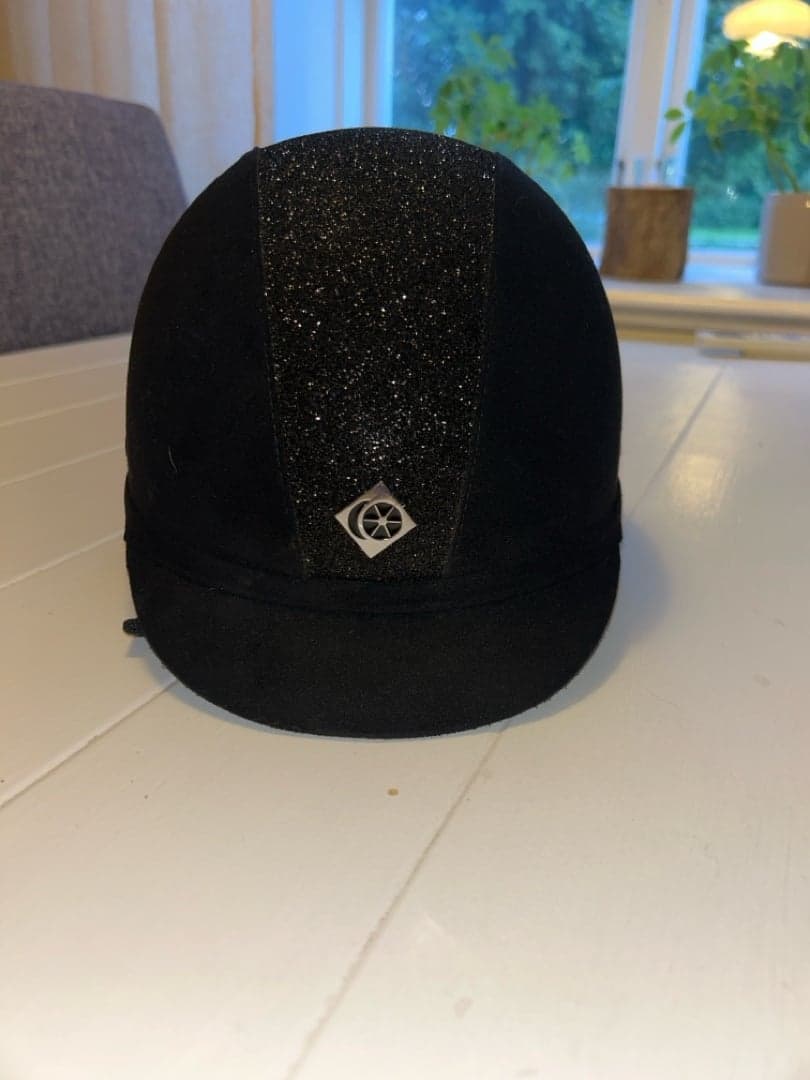 Bild 1 av Svart och glittrir Charles owen hjälm 