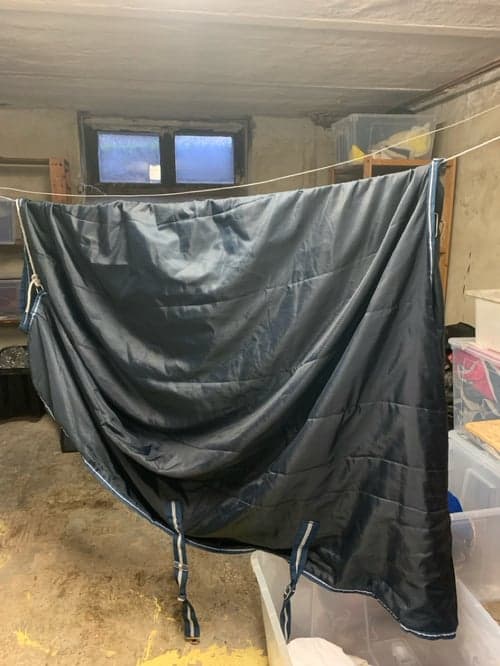 Bild av Mörkblå liner från horseware strl 155.säljes då jag upplever att den glider och inte sitter bra på