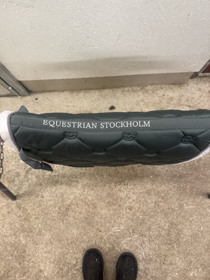 Media 2 av JULKLAPPSTIPS!🎅Mörkgrått hoppschabrak med huva från Equestrian Stockholm, strl PONNY 