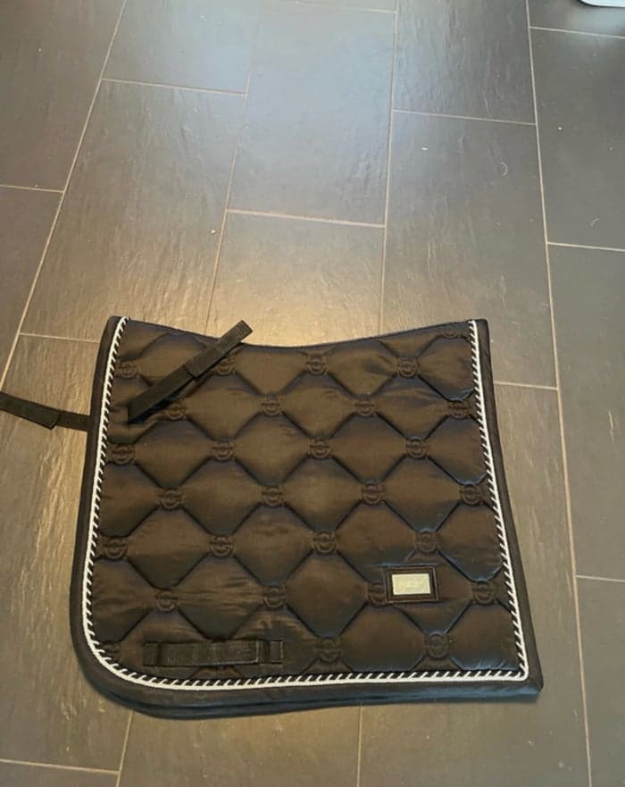 Media 1 av Svart ES dressyr schabrak 