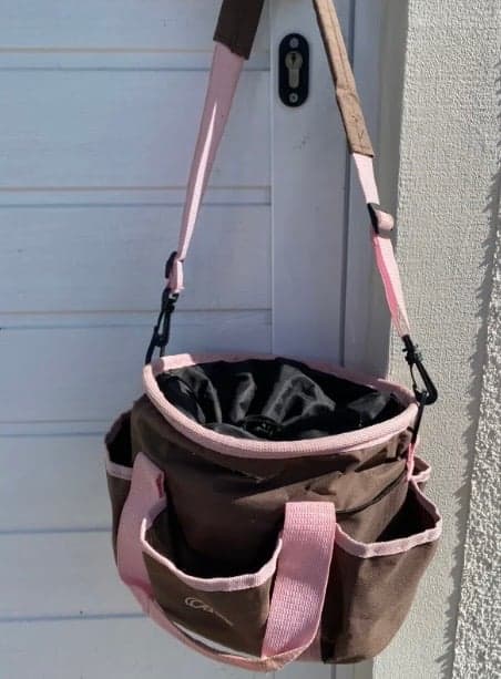 Media 1 av Brun rykt vätska  med rosa detaljer