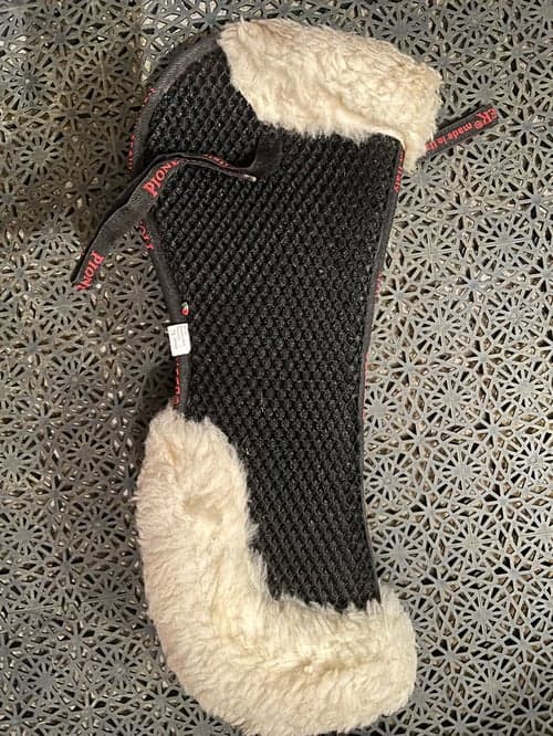 Bild av Svart sheepskin pad från Pioneer