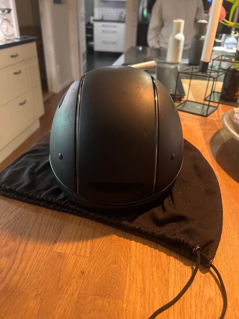 Image 4 of Svart Hjälm