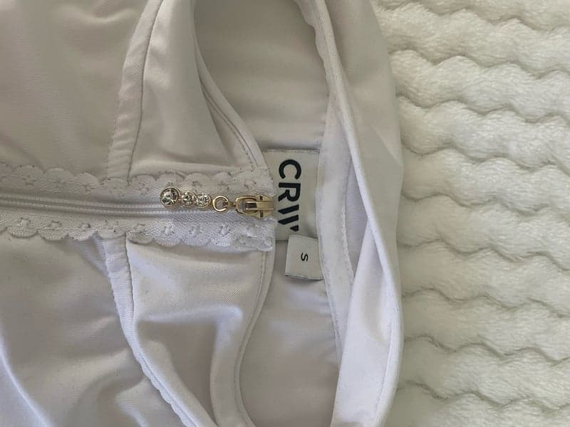 Bild 3 av Vit tävlings T-shirt med fin detalj