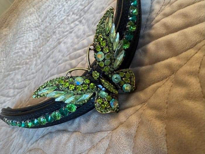Media 3 av Svart pannband med strassfjäril och gröna stenar