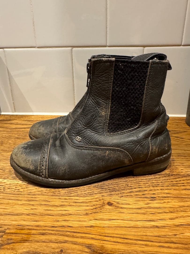 Bild 1 av Svarta ridskor Stl. 31