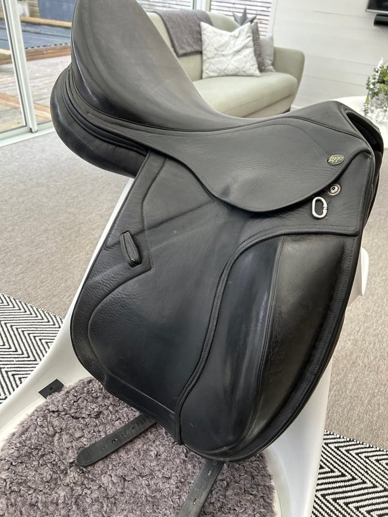 Bild 2 av Svart dressyr sadel från Lippo Azzario Supreme 16,5