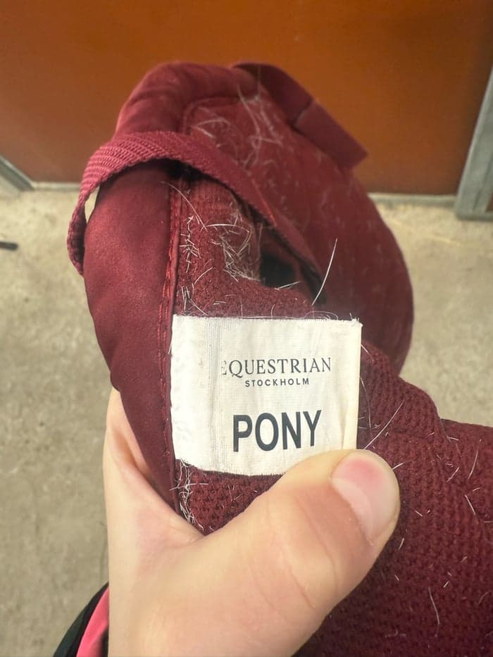 Media 5 av JULKLAPPSTIPS!🎅Vinrött hoppschabrak  i strl PONNY från EQUESTRIAN STOCKHOLM 