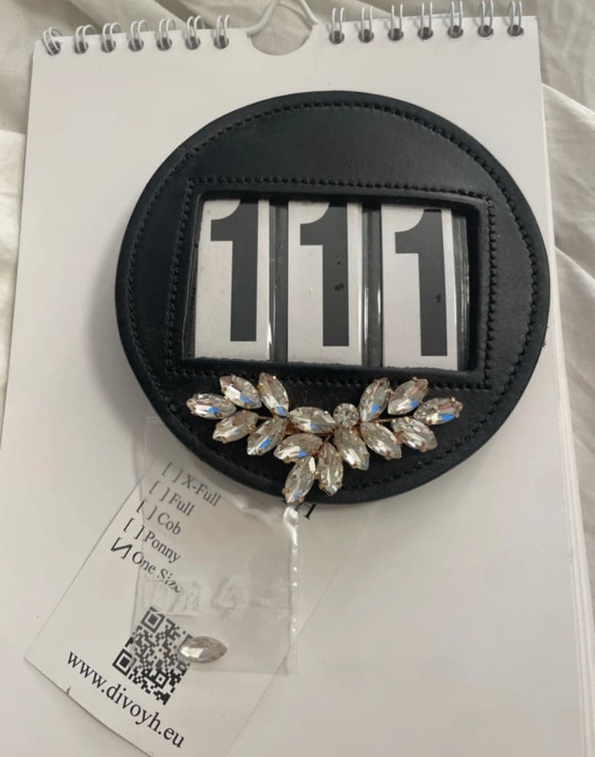 Bild 1 av Svart nummerbricka med kristaller från Divoyh