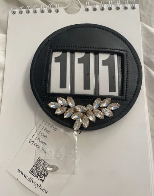 Bild av Svart nummerbricka med kristaller från Divoyh