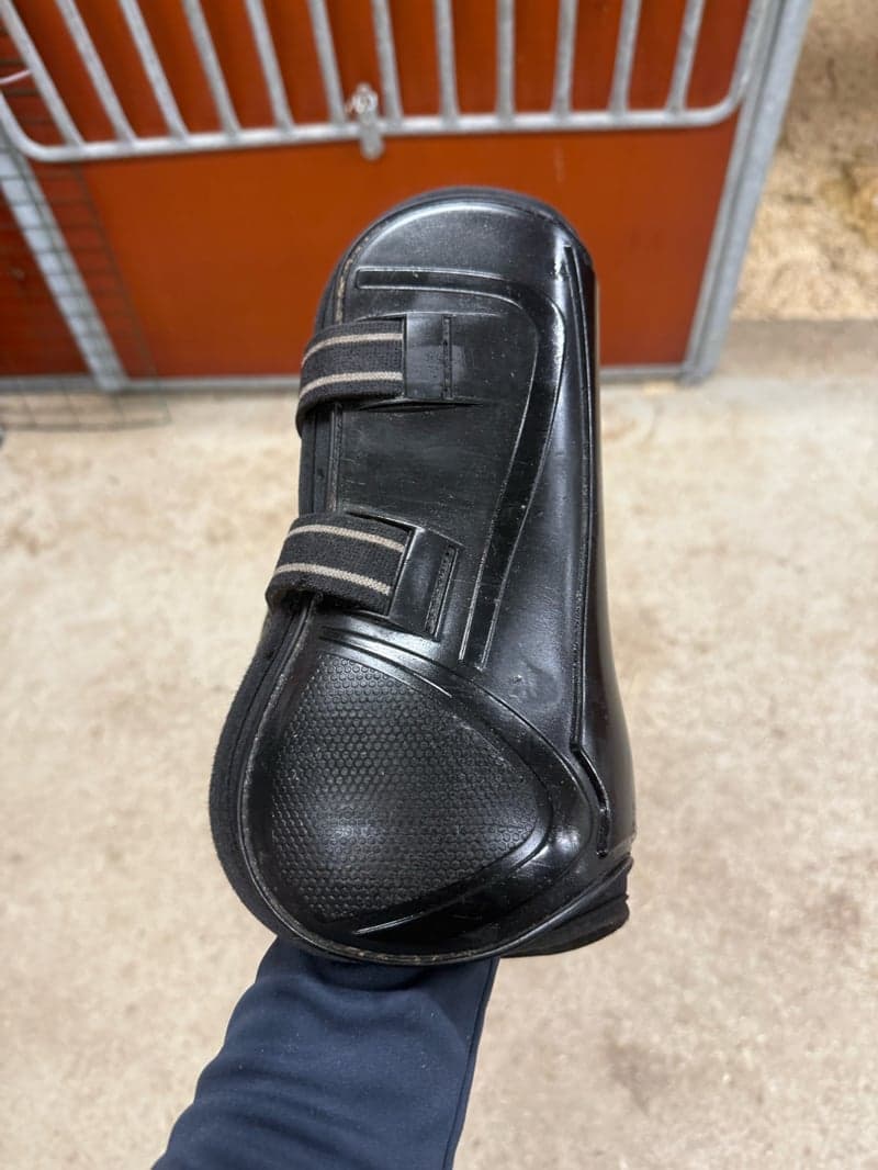 Bild 3 av Svarta fram-benskydd från Lami-Cell i storlek L 