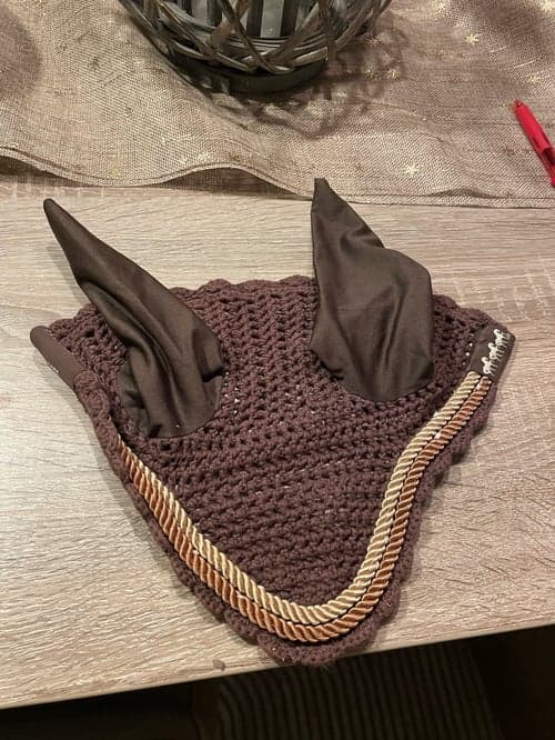 Bild av Mörkbrun huva  med gulddekor