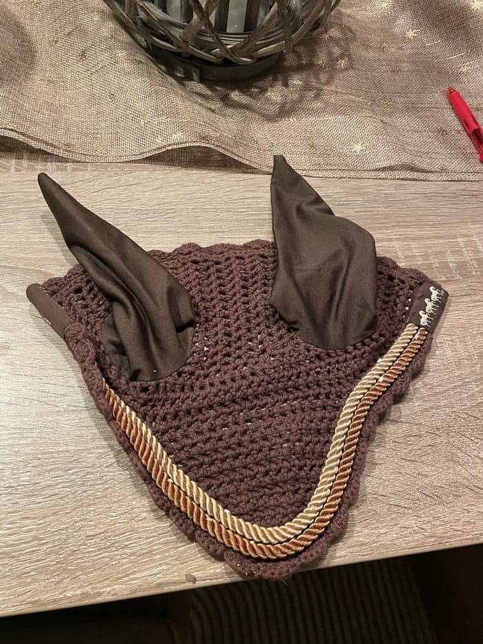 Media 1 of Mörkbrun huva  med gulddekor