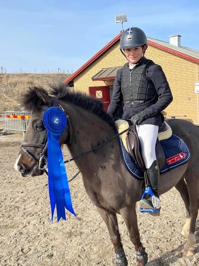 Inlägg 245 av Hoppning med titeln Adam och Cookie vinner sin första rosett 