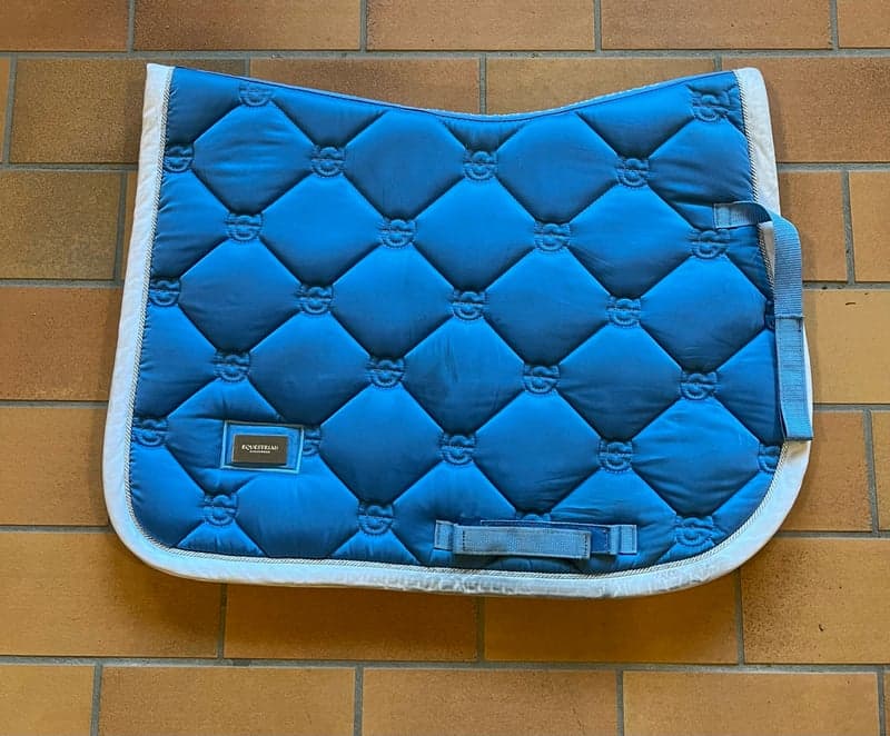 Bild 2 av Blått schabrak med huva från Equestrian Stockholm. Bruna freejumps storlek junior.