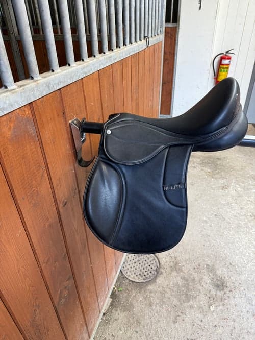 Bild av Svart sadel från HI-LITE