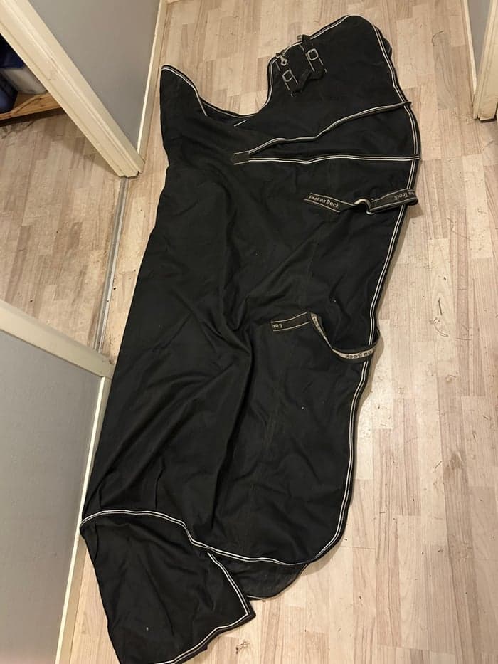 Media 1 of Svart regntäcke från Back on Track