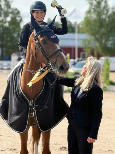 Post 20 of Belgian Warmblood with title Segertäcket till Adam och Nicoline på Baltic i Växjö