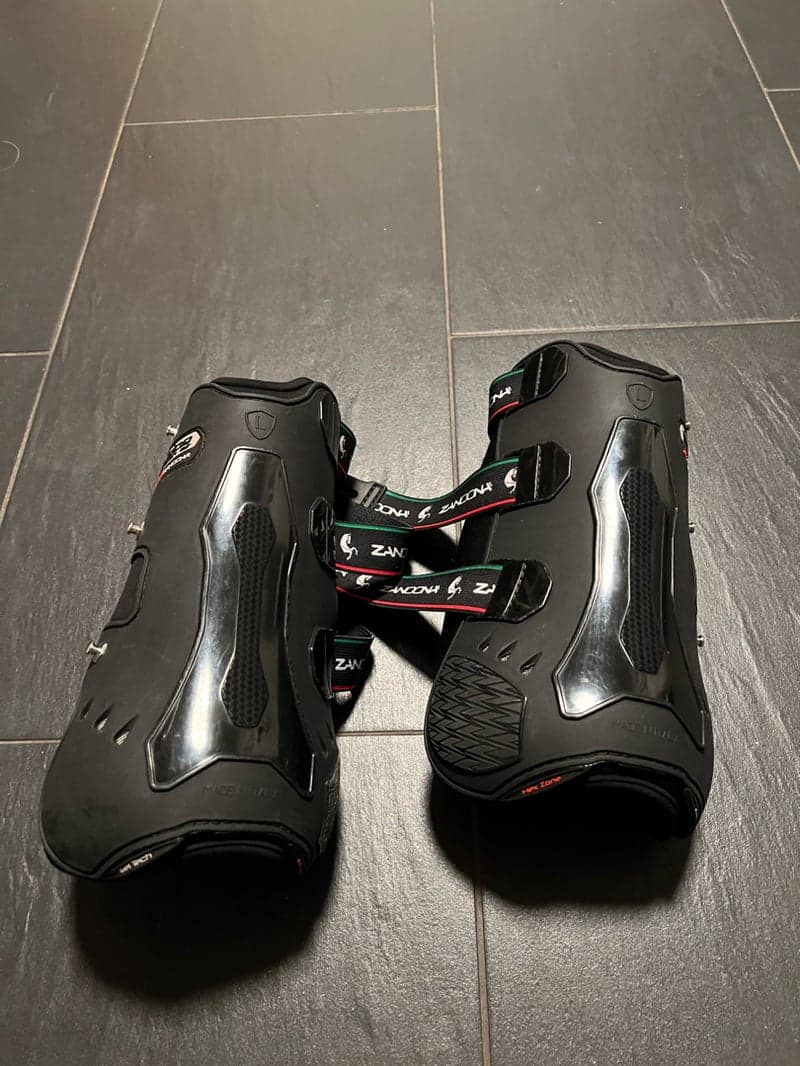 Bild 2 av Svarta benskydd från Zandona