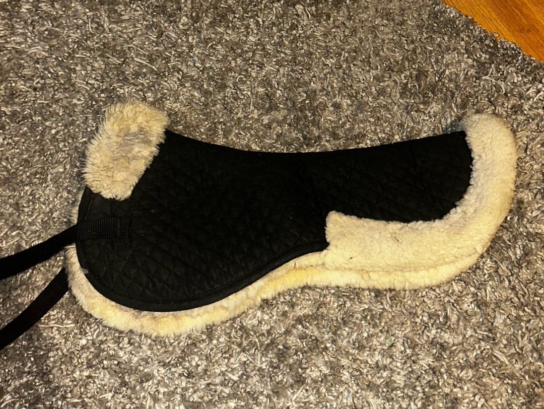 Bild 1 av Svart fårskinnspadd med panel