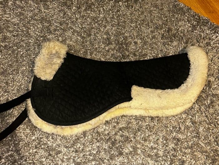 Media 1 av Svart fårskinnspadd med panel