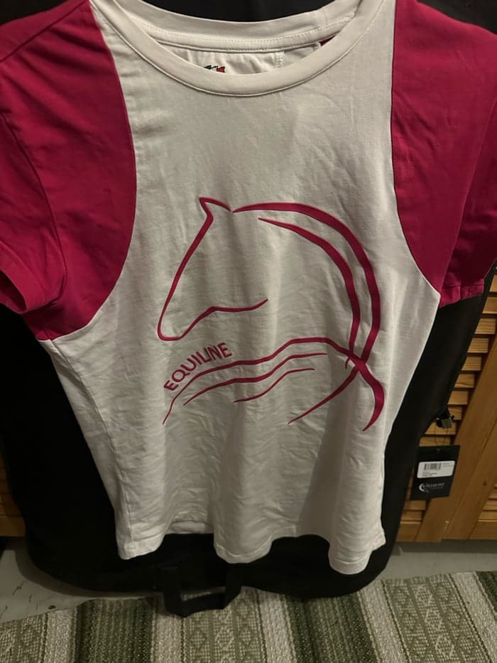Media 9 av Equiline T-shirt, ridbyxor, blandat av andra märken☺️