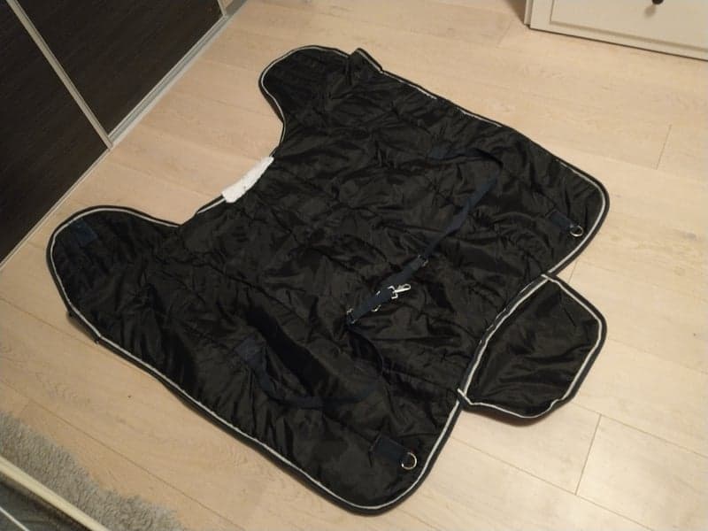 Bild 3 av Röd regntäcke