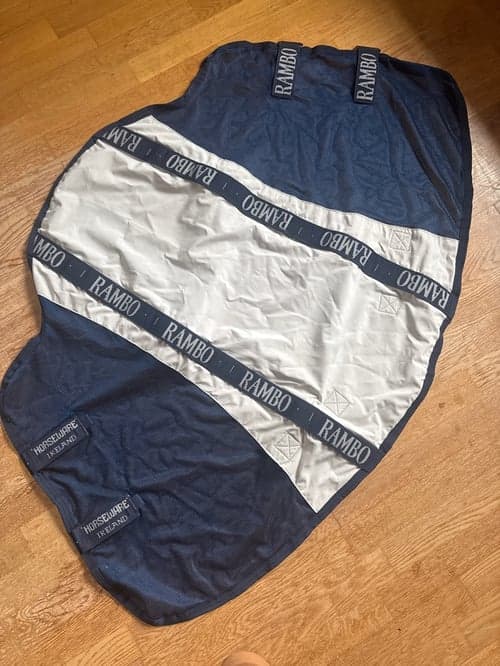 Bild av Blått och vitt halstäcke från Rambo