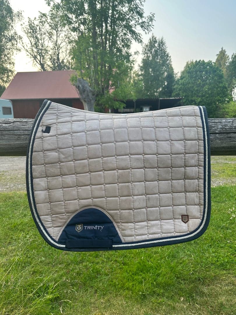 Image 1 of Beige dressyrschabrak från Trinity