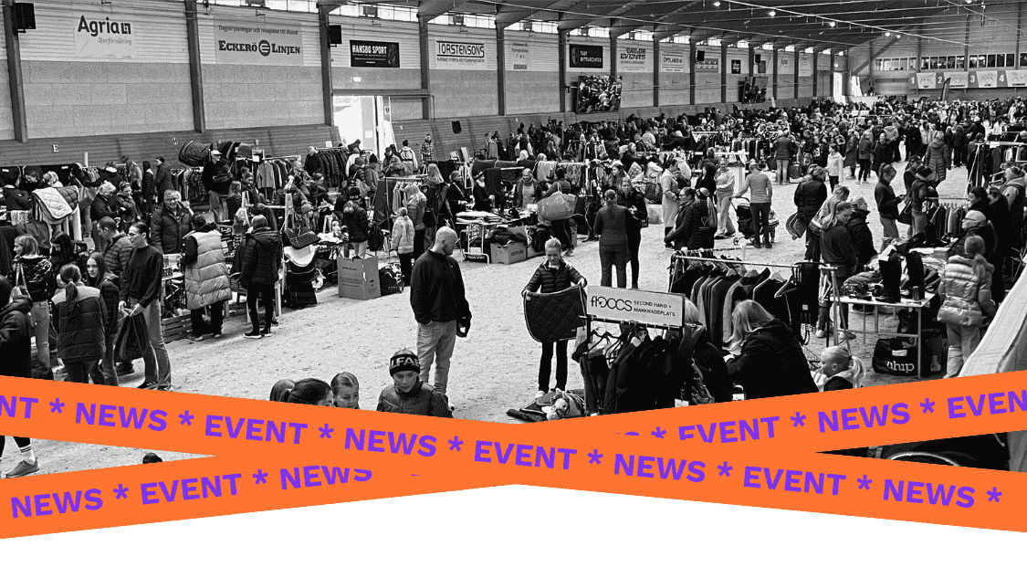 Hästloppis i ridhus med massor av säljare och köpare av hästutrustning och ryttarutrustning.